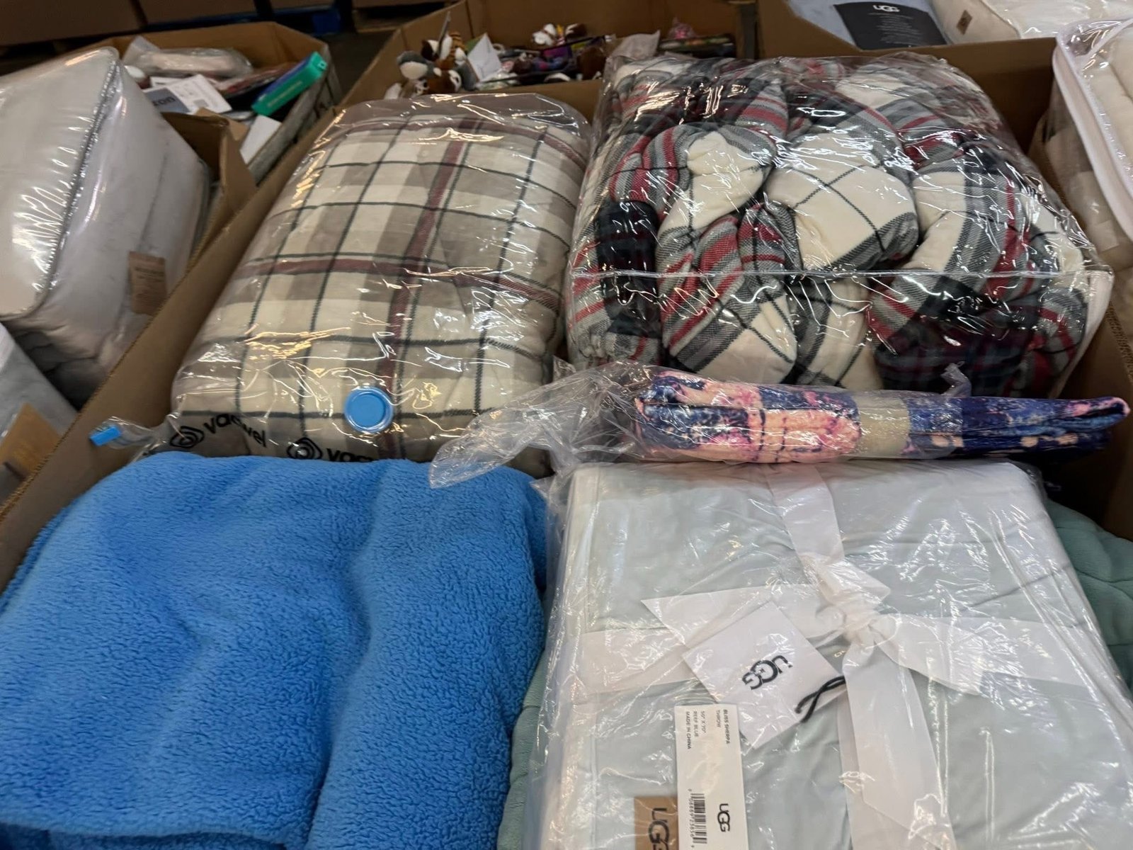 Bedding Pallet – Name Brand Bedding Wholesale Truckload & Bulk Deals - Image 14