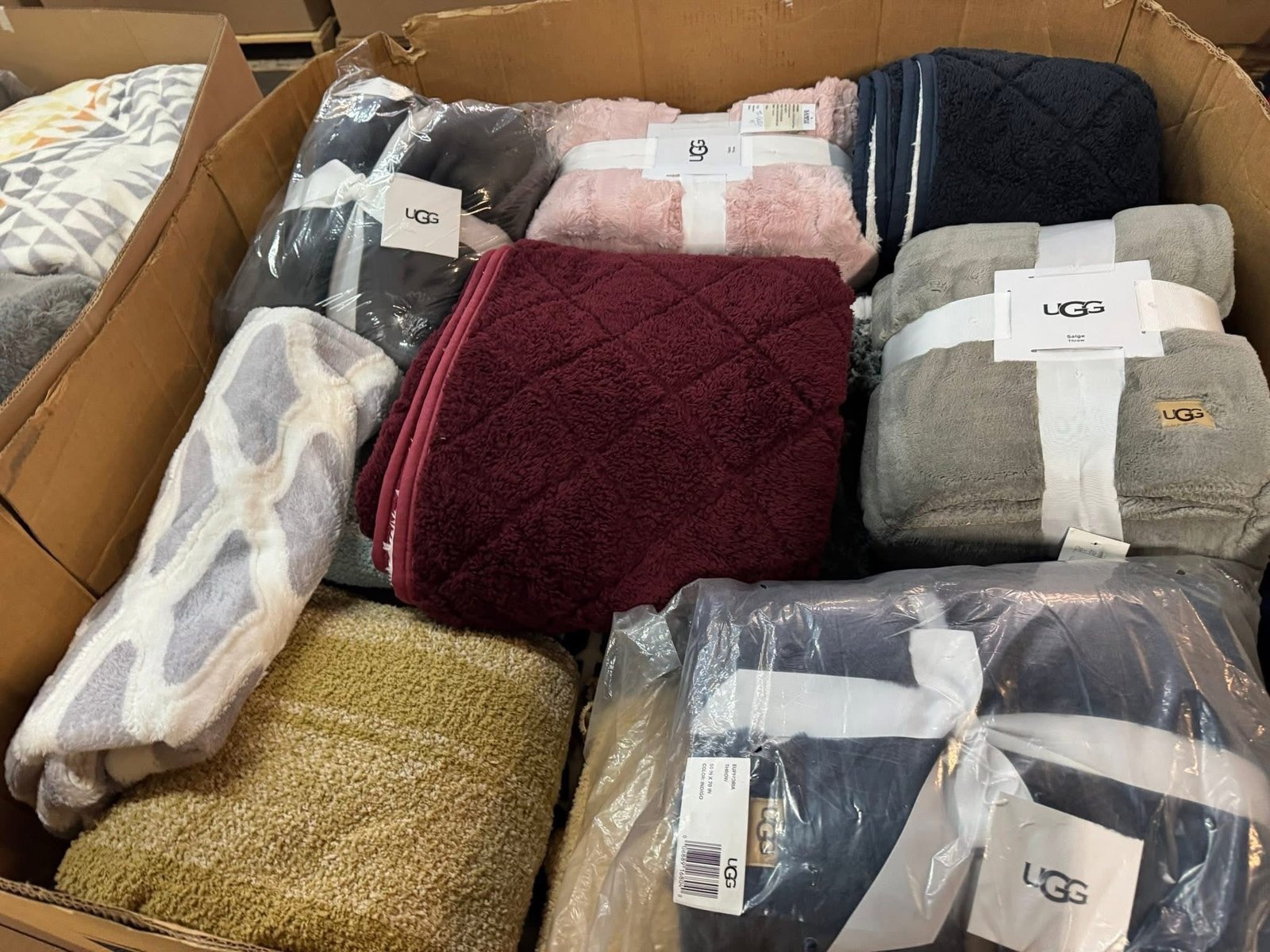 Bedding Pallet – Name Brand Bedding Wholesale Truckload & Bulk Deals - Image 15