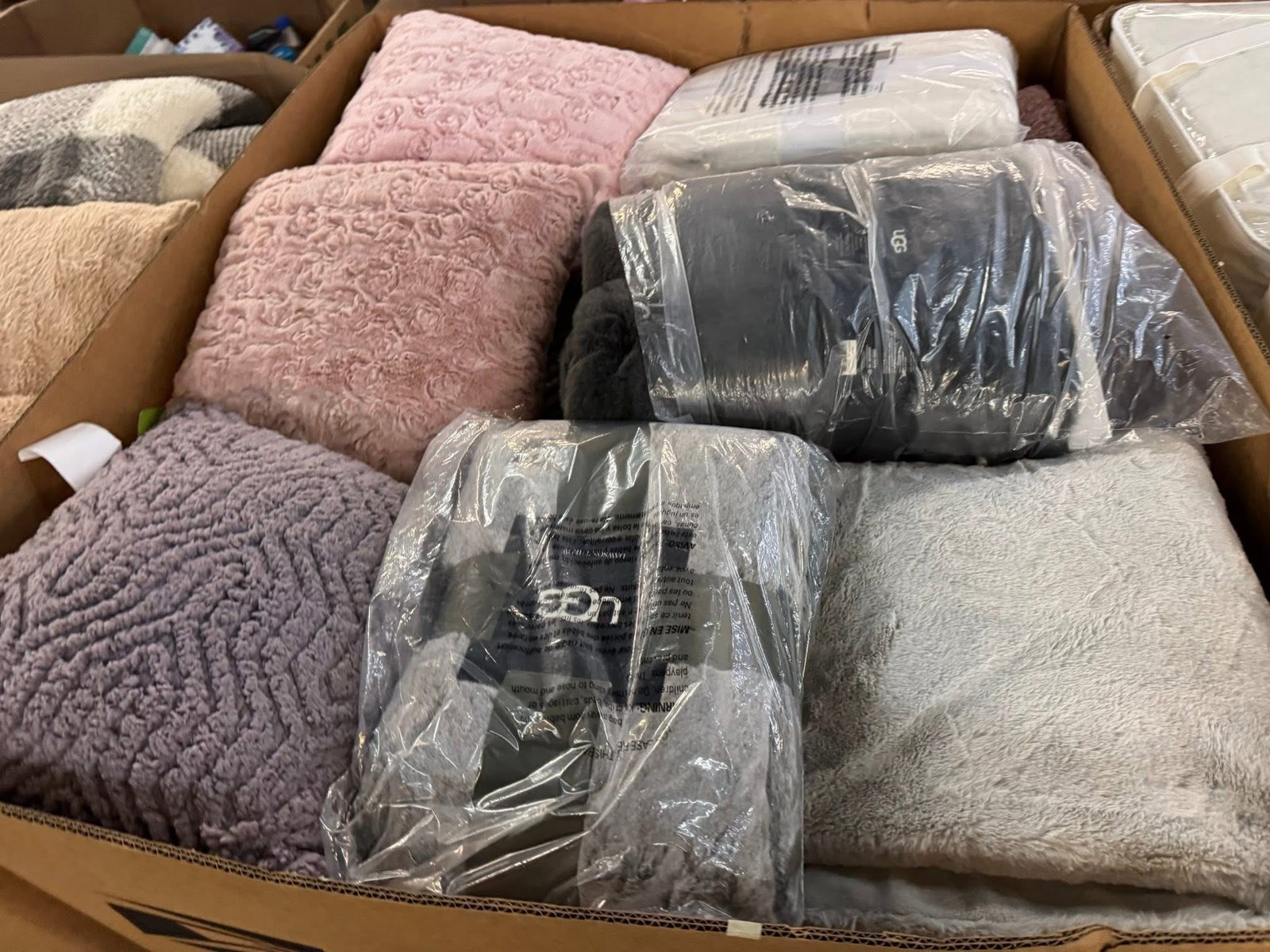 Bedding Pallet – Name Brand Bedding Wholesale Truckload & Bulk Deals - Image 11