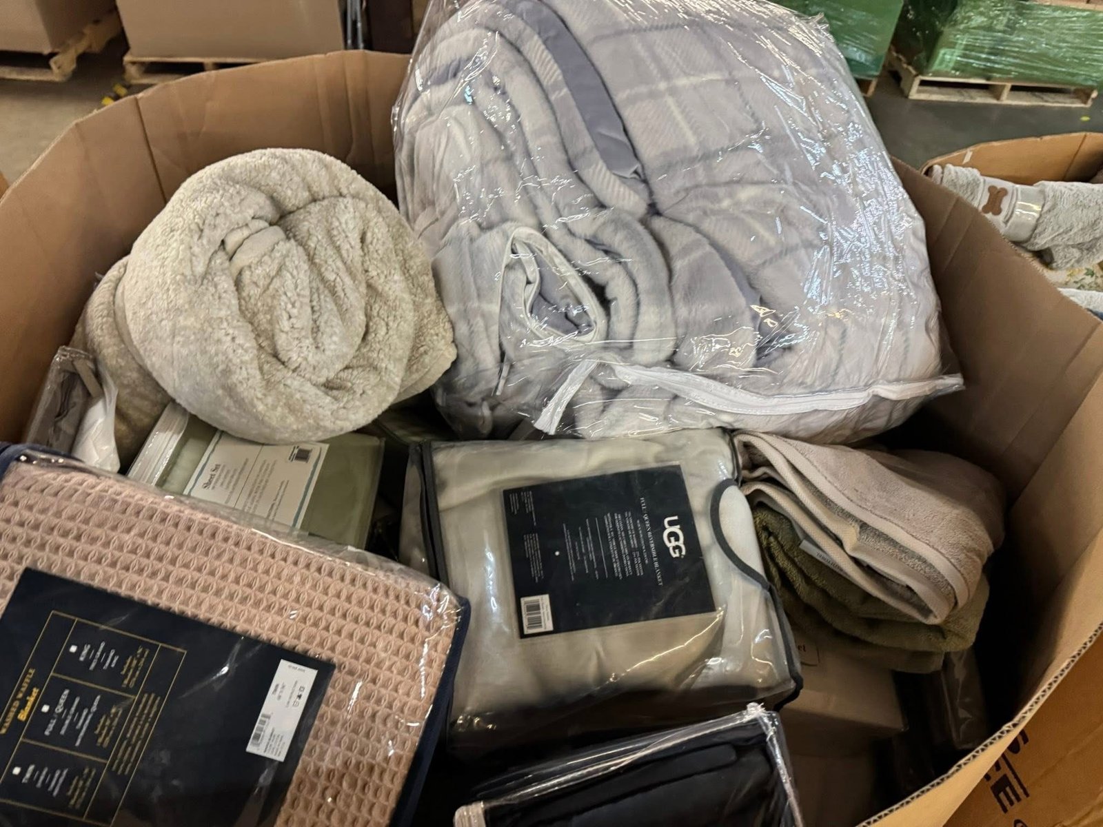 Bedding Pallet – Name Brand Bedding Wholesale Truckload & Bulk Deals - Image 5